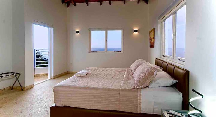 Dormitorio principal #3 planta superior con baño privado y terraza, gran armario con infinitas vistas al mar,
Televisor Samsung de 60 pulgadas,
cama tamaño king, colchón ortopédico, techo de bambú alto, iluminación ambiental, 
