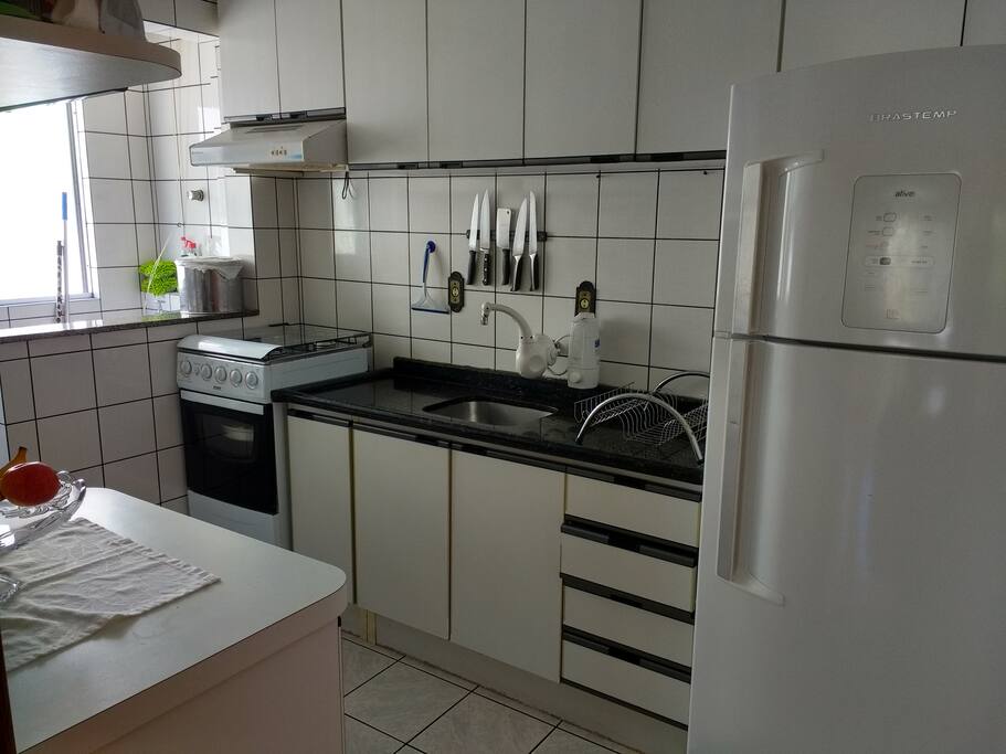 A cozinha possui air frier, cafeteira dolche gusto, sanduicheira, mix e jogo de mesa.