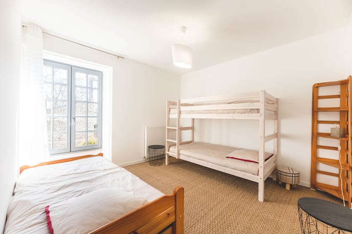 Спалня с единично легло и походно легло