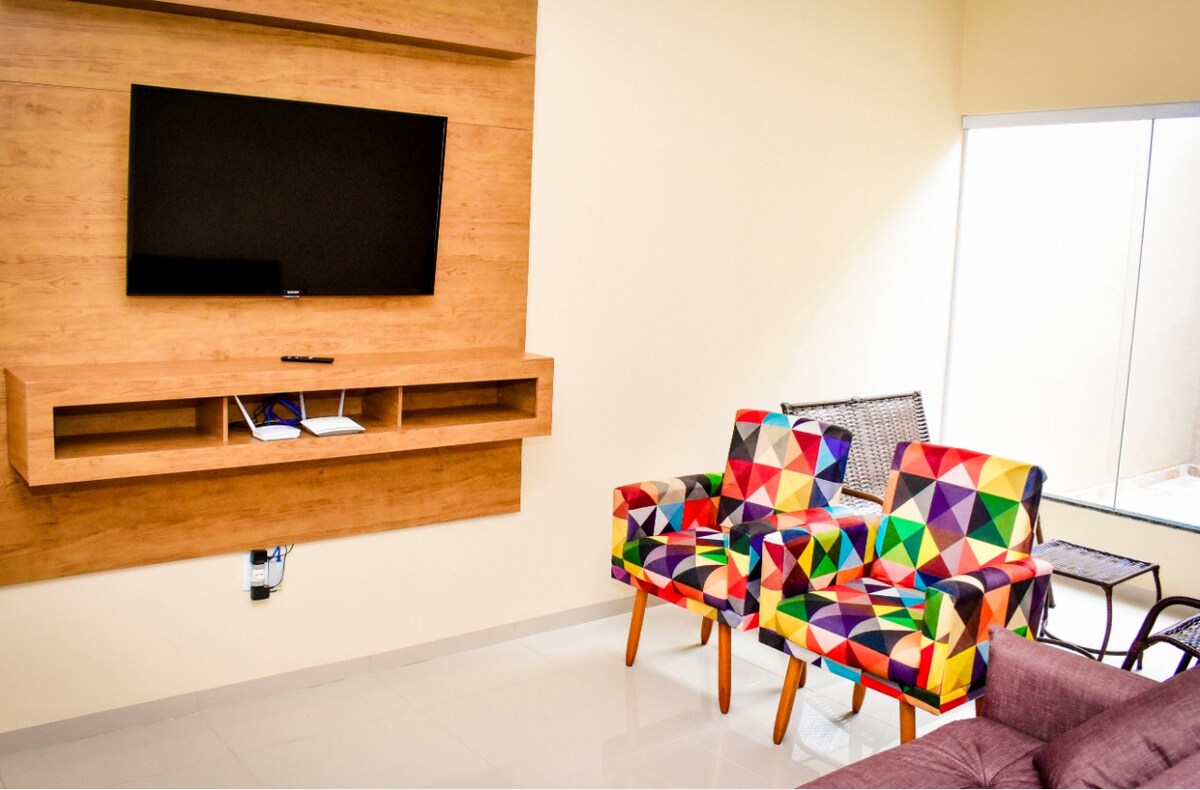 Дневна соба со 2 соби и зимска градина, има двоен кауч на спуштање, декоративни фотелји, флерт, столови и трска. Исто така, има 43-инчен паметен телевизор.