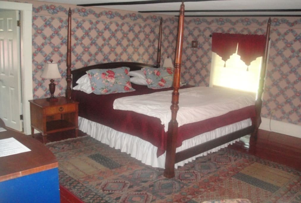 The Chumleigh
(Second Floor)
4 Poster King Bed
Bath w/Shower & Tub
Electric Fire Place
A beautiful room for a romantic getaway. $125/night