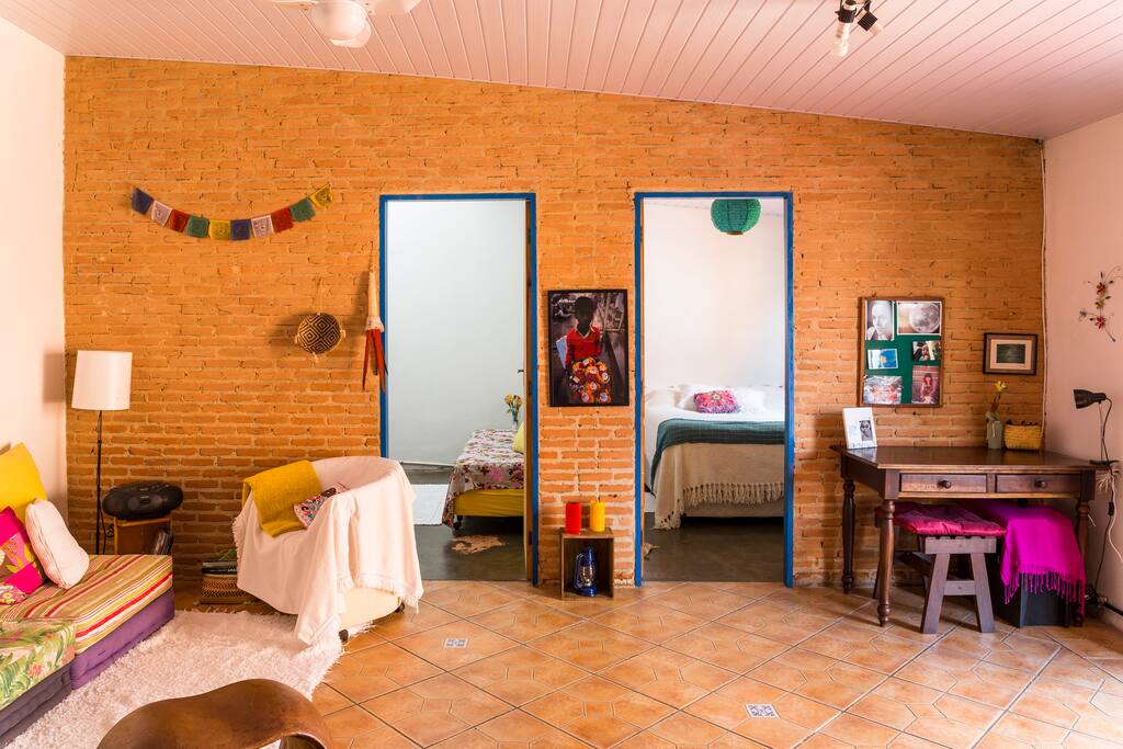 Sala para desfrutar e cantinho para trabalhar/estudar