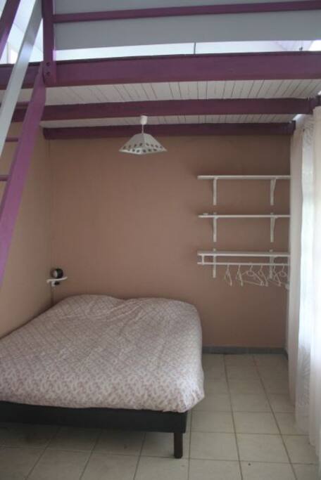La chambre avec un vrai bon lit, des étagères et de quoi suspendre votre linge.
NB : Une grande moustiquaire a été ajoutée depuis la photo.