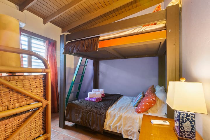 前卧室配备全尺寸双层床和空调