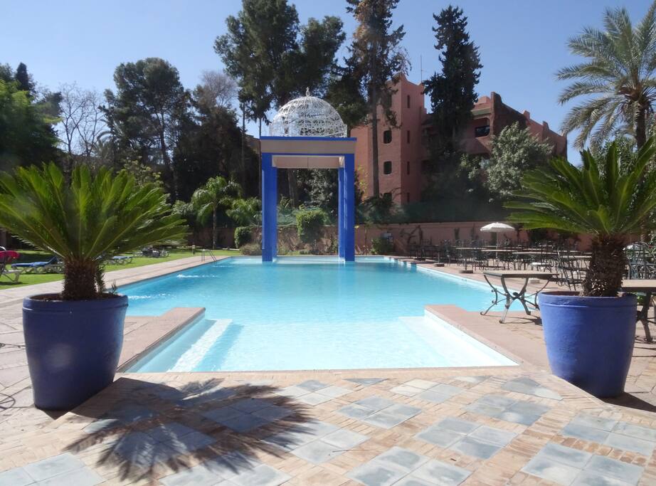 Rare in city center, free access to a large, private, sparkling - members only - pool,located nearby the apartment and shaded by flowering bougainvillea, palms, and orange trees.
.................
Rare au centre ville! Accès gratuit et privilégié à une piscine de luxe proche de l'appartement, pour bronzer sereinement à l'abri des importuns - Serviettes de bains, parasols, matelas et transats fournis.