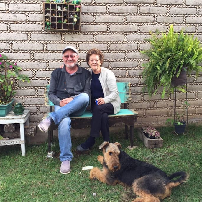 Rebeca mi esposa, yo Juan Gerardo y Watson que algunas veces lo tengo de visita