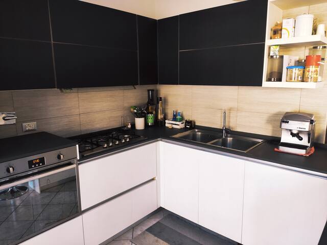 Large house 3 floors. City ‘n sea of Rome. gallery image 4