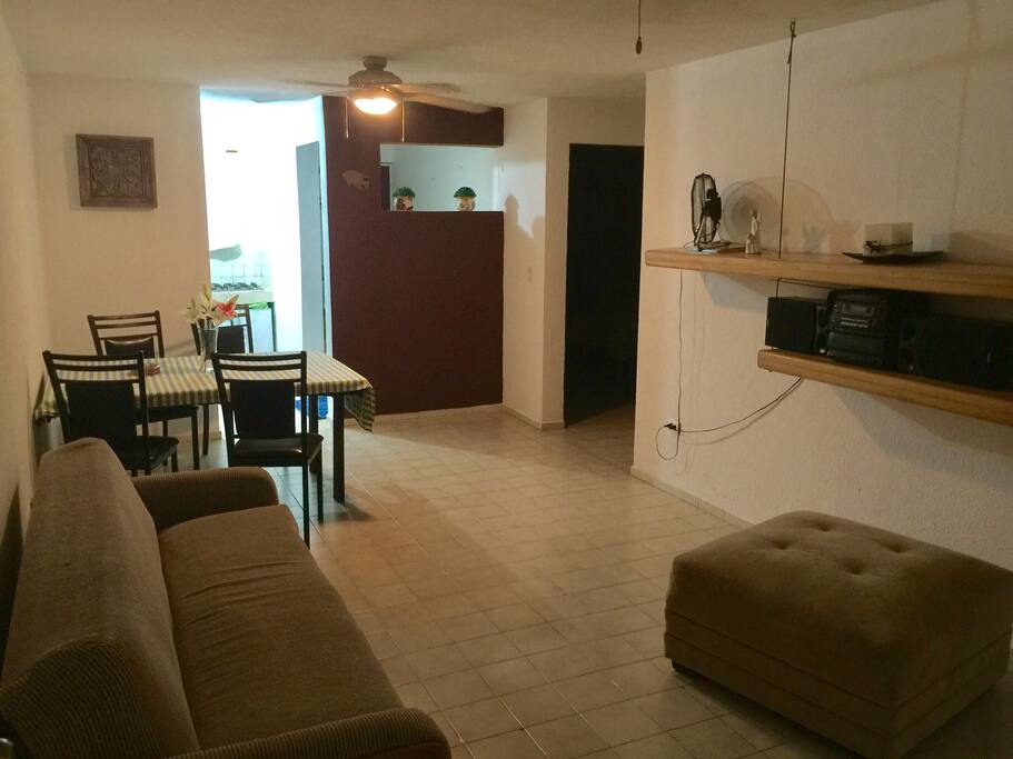 Comedor y sala en la sala se encuentra el sofá cama
