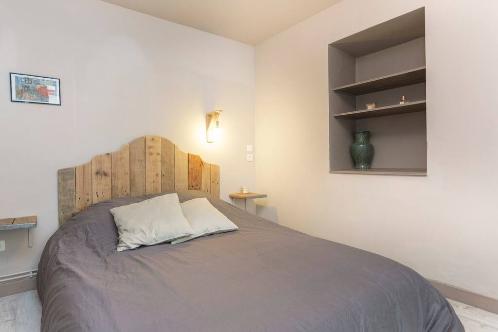 Bedroom with Double bed and its own bathroom and toilets
Suite parentale : lit double, sdb et wc
