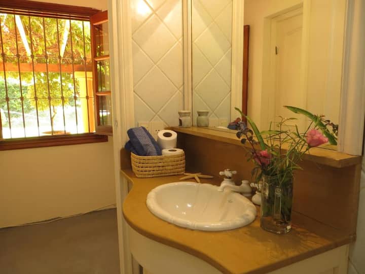 Baño del cuarto número 5. Se encuentra en la planta baja.