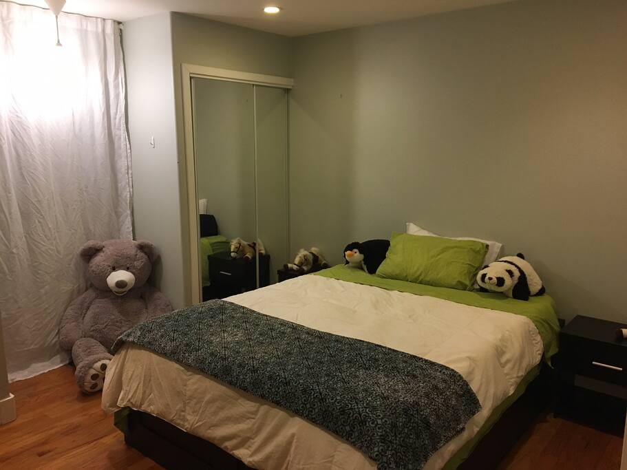 The bedroom/bed