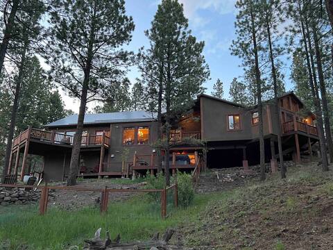 Top rated family-friendly home, hot tub, on trails