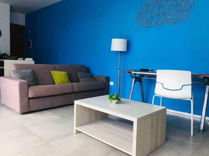 沙发内还有一张标准双人床。 工作台桌面和咖啡桌