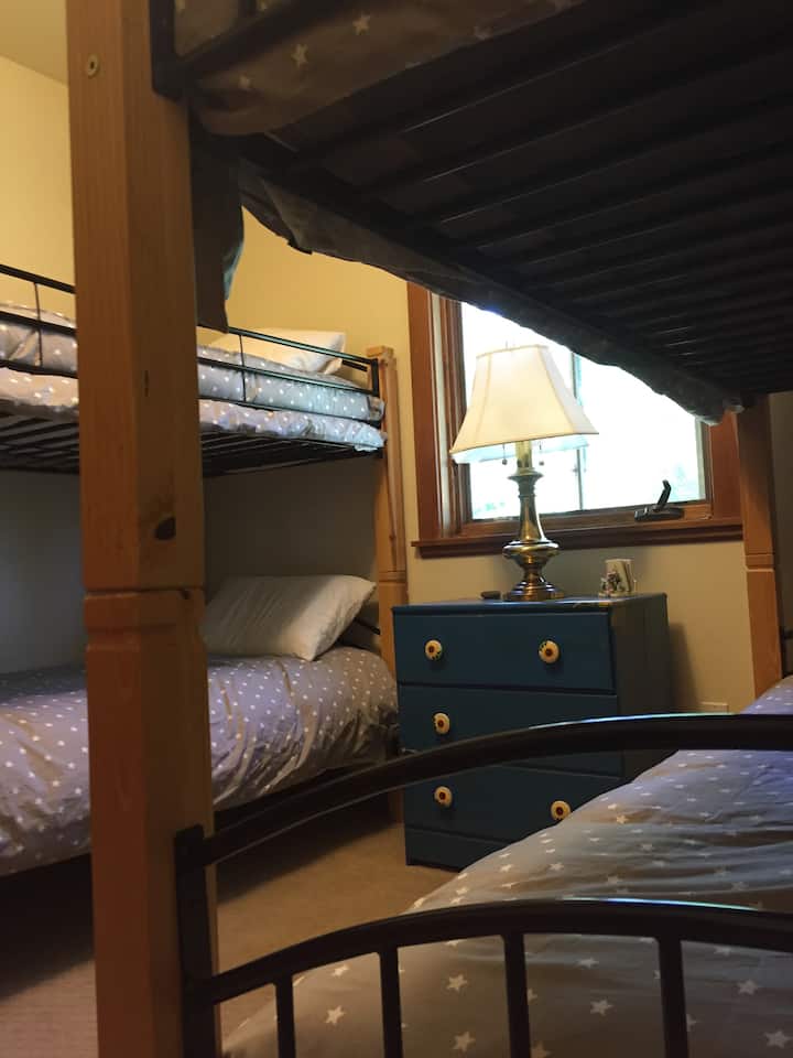 third guest wing bedroom w/two pair of bunk beds