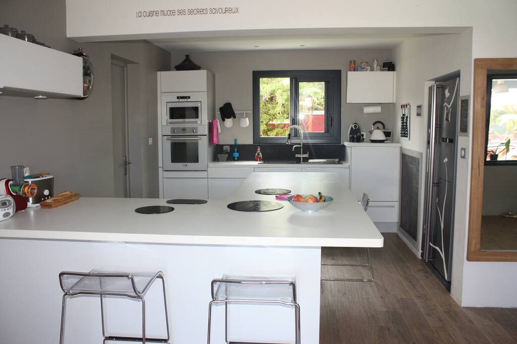 Cuisine ouverte, très agréable pour cuisiner en famille