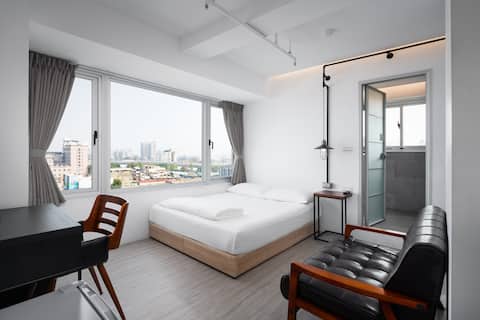 Taichung Railway Station, Miyahara Ophthalmology, Qingjing Farm, Sun Moon Tan, LaLaport, Yizhong Street, Second Market (A, D-room-D room without outside window).