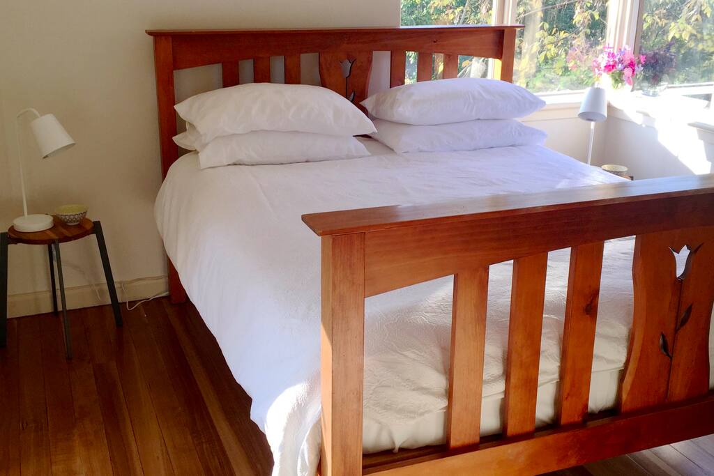 Gorgeous queen size bed
