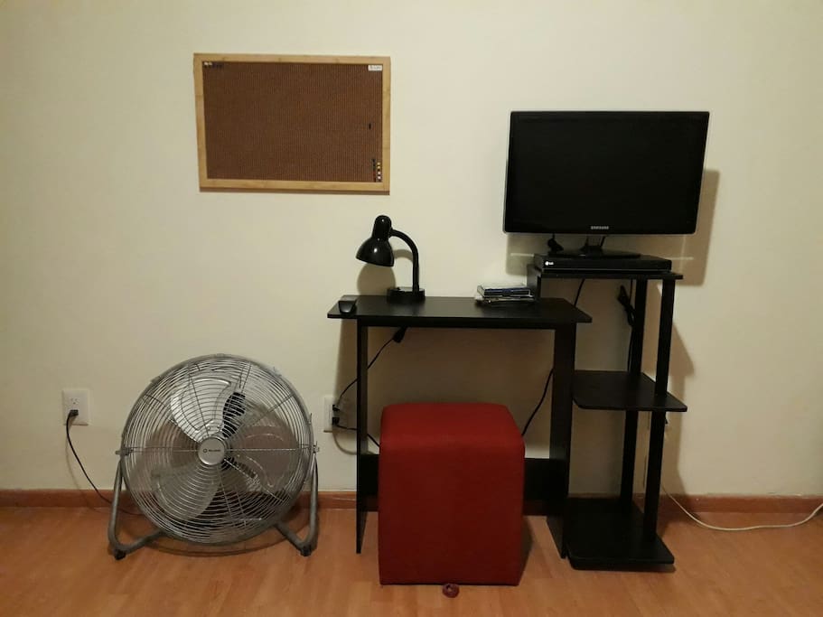 La habitación cuenta con una mesa y su banco para sentarse, lámpara para estudio, tv, dvd y un cable conexión a ethernet.