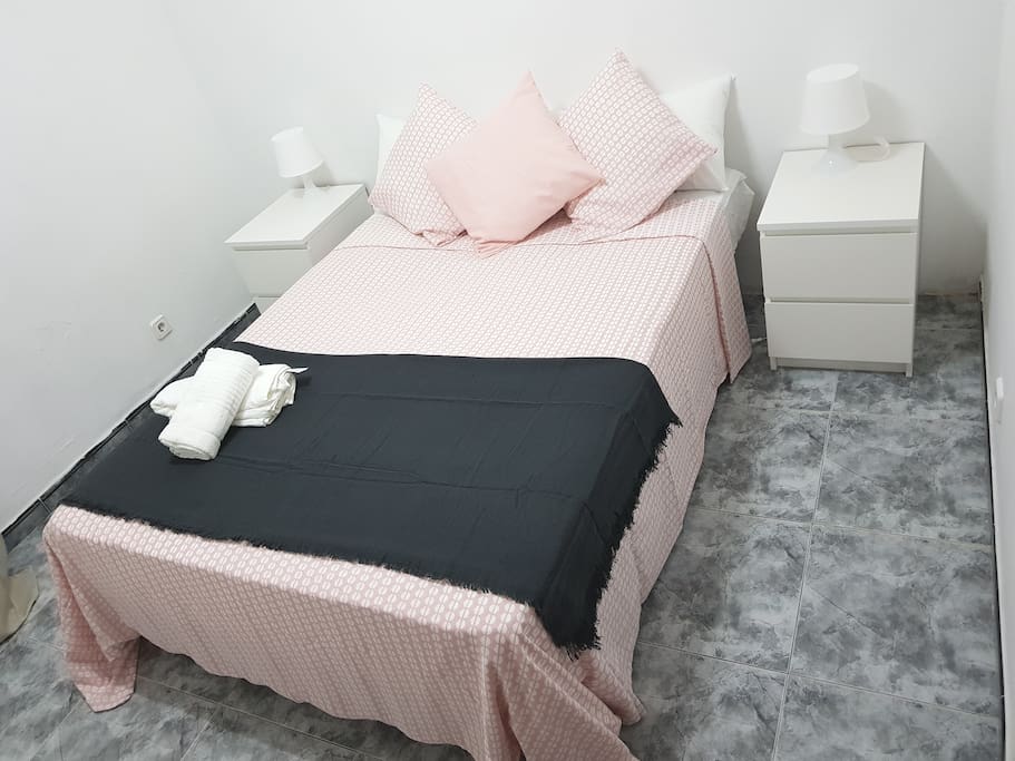 Habitación amplia y luminosa con balcón