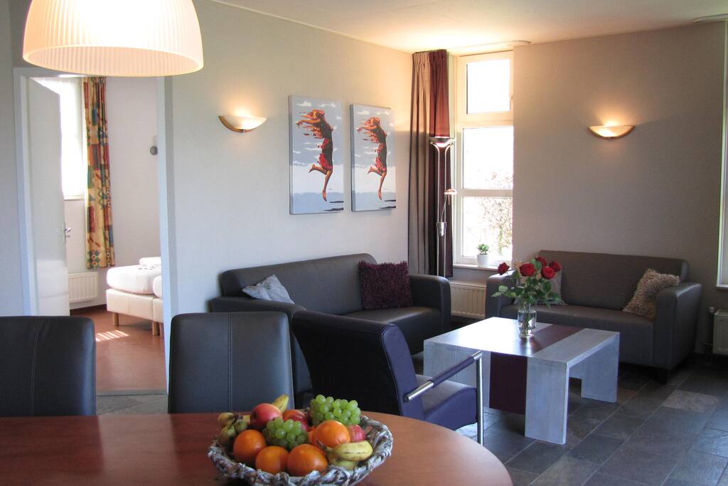 Ruime woonkamer met eethoek