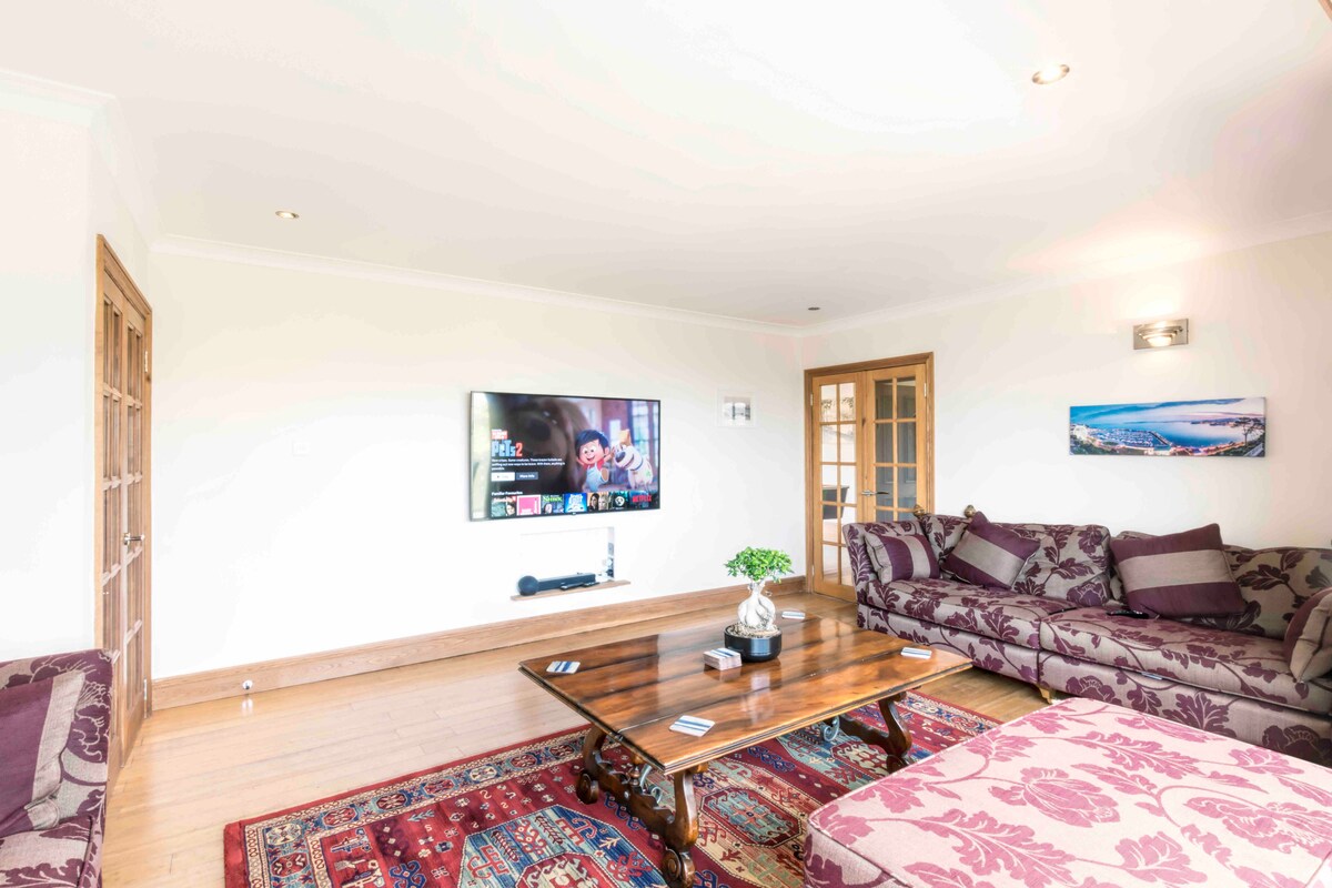 Annonce Airbnb populaire: Luxury Coastal Home - with  ocean views + Hot tub à Stokeinteignhead