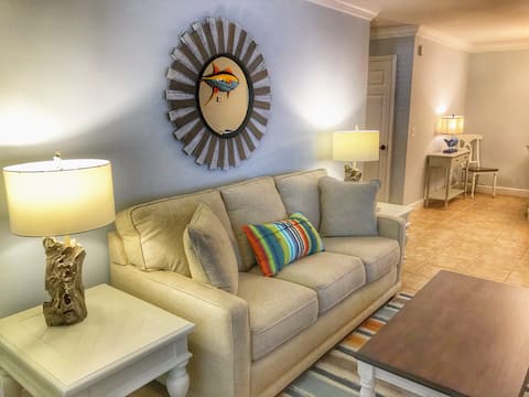 Successful Airbnb property: Beach Hideaway~great location~pool~ground floor in St. Simons