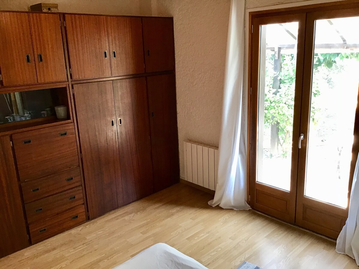 Armario de almacenamiento: incluyendo un armario, una cuna y algunos juegos para niños...
Uno de los armarios contiene un refrigerador auxiliar, para mayor comodidad. 