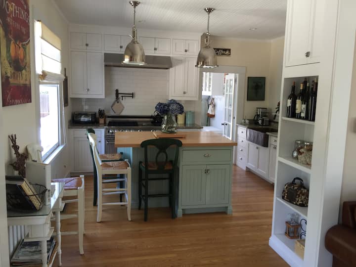 Renovated Farm House Downtown! Houses for Rent in Saint Helena