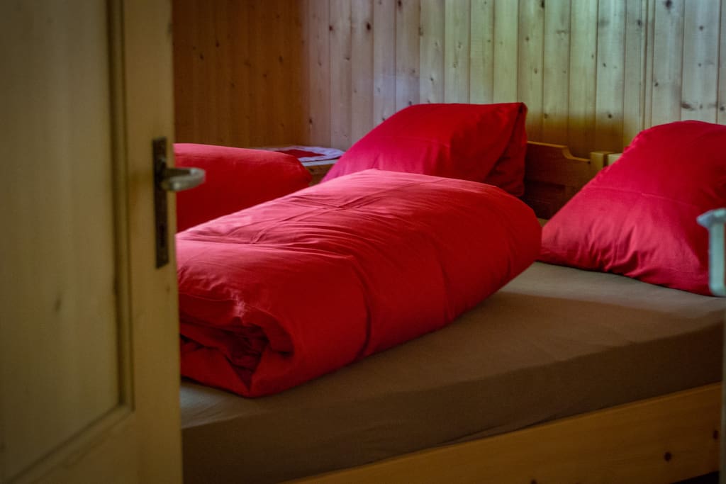 Grosses Schlafzimmer für 2 Personen.