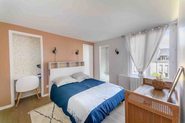 Habitación con zona de escritorio acogedora
