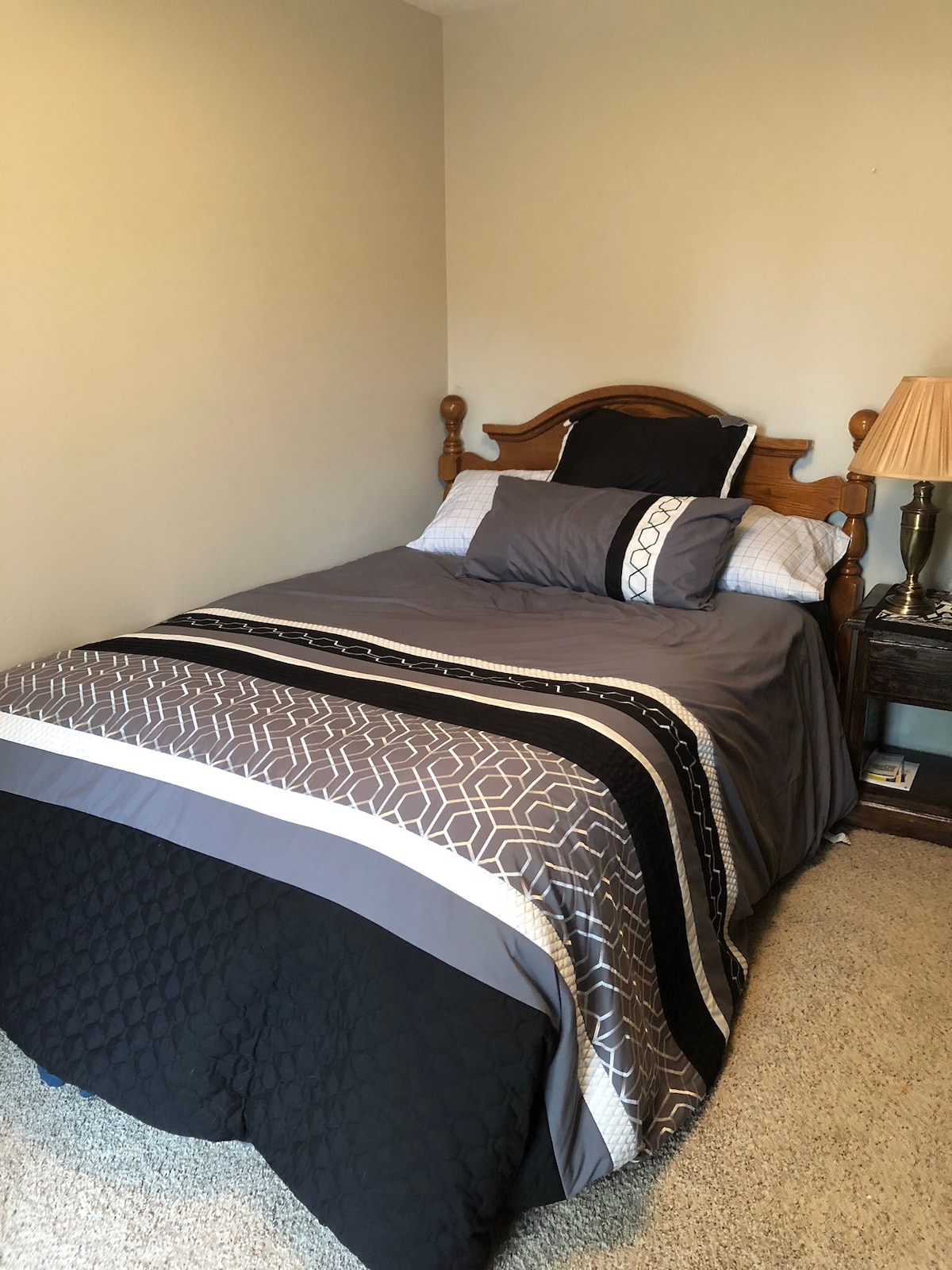 Брачен кревет (широк 150-179 см) на горното ниво.