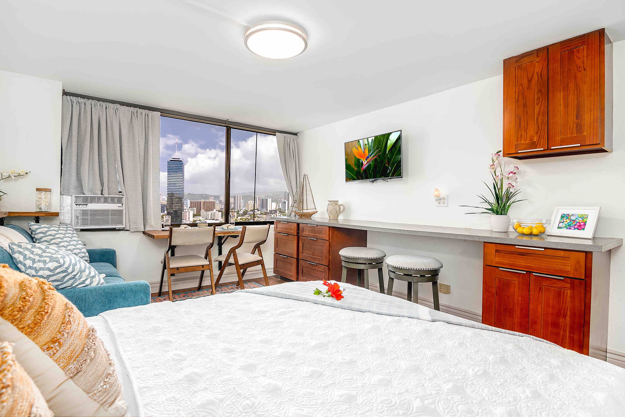 Condo in Honolulu · ★4.72 · Studio · 2 beds · 1 private bath - Image 3