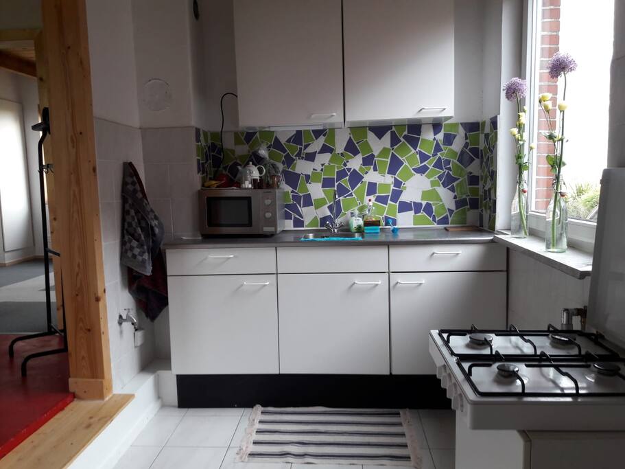 Keuken, met basis kookgelegenheid. Magnetron en koffiezetapparaat. Pannen, borden, kopjes en bestek etc aanwezig.