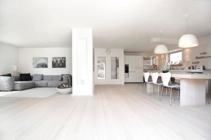 Spacious Designer House Near City Centre