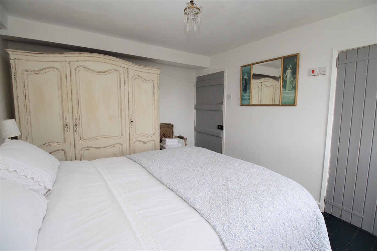 En suite double room with a view in Abbotsbury B&B