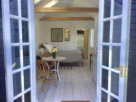 Popular Airbnb listing: Apple Tree Cottage In The New Forest National Park in New Forest