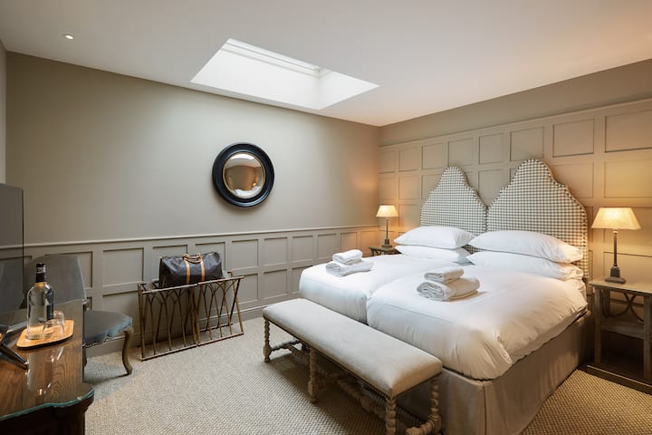 Habitación espaciosa con ropa de cama premium