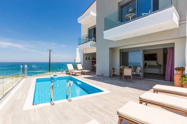 Premium Beachfront Villa, 40m from the beach! gallery image 3