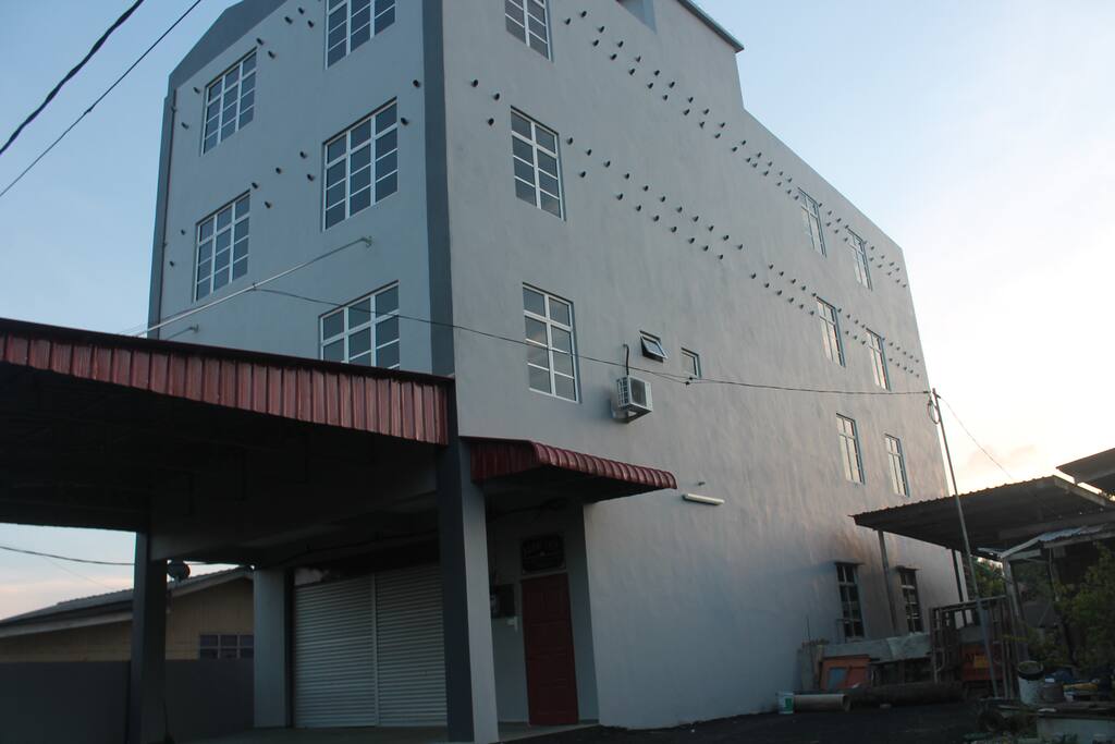 the building.Second floor is the questhouse