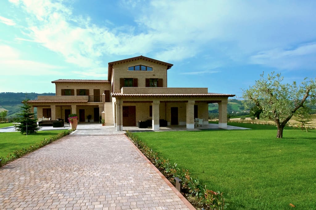 Moresco country house. 10 minutes from the adriatic beaches of Pedaso and Marina Altidona and 40 minutes from the beautiful Sibillini Mountains Natural Park, the Moresco country house is the ideal location for a relaxing country holiday.