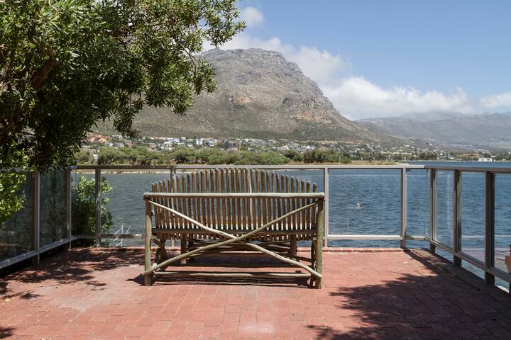 THE MARINA – 12 Cable Close