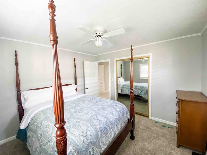 Spálňa s manželskou posteľou Queen s komorou a šatníkom