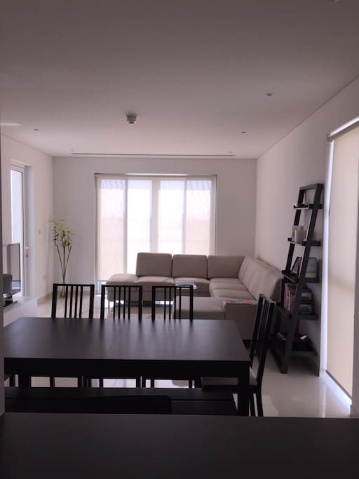 Fully equipped living room with 6-seat dinning table