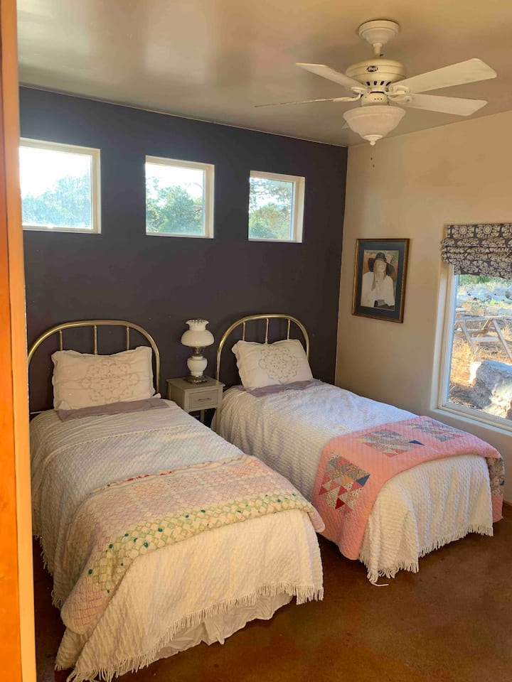 Izba na juhovýchode. Dve samostatné postele. Matrace s pružinovým vankúšom. Veľká skriňa. 