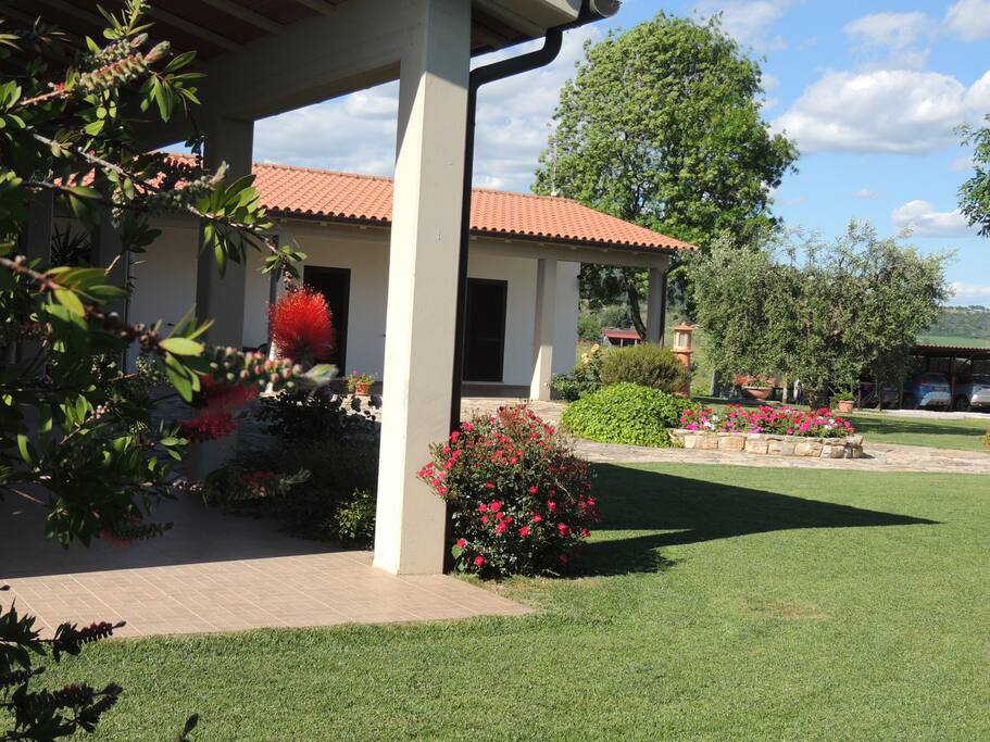 Giardino con parcheggio per auto