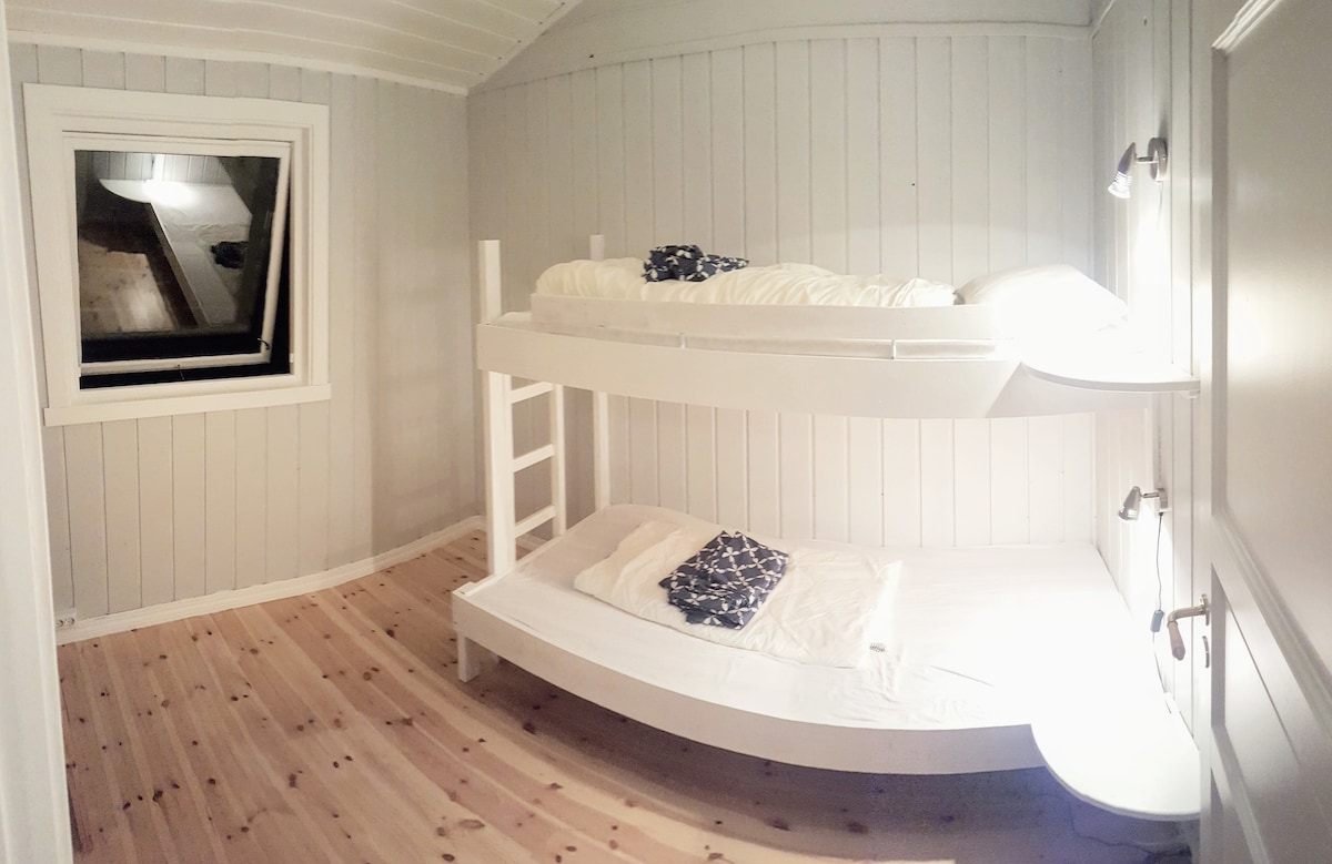 ห้องนอนเกสต์เฮาส์พร้อมเตียงสองชั้น 2 หลัง