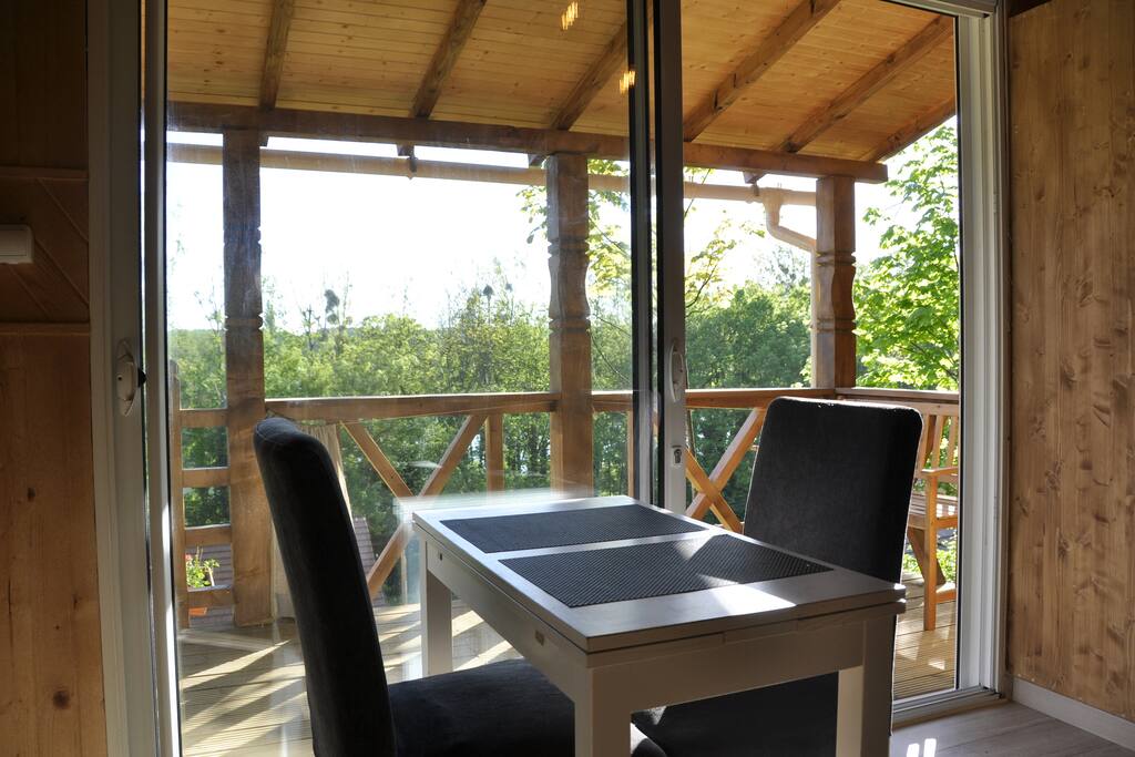 Un chalet au milieu de la verdure