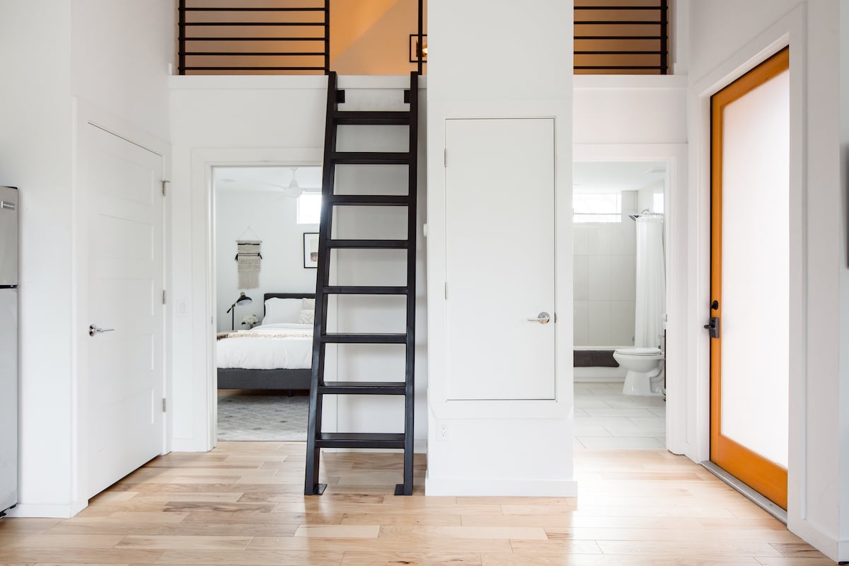 Bright-Lit Loft in the Trees, Minutes to Lake & Restaurants