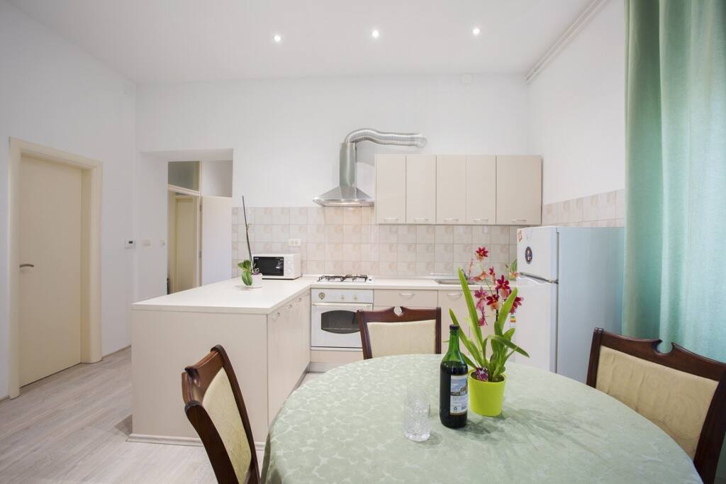 Chick and modern dining area in the living room and kitchen.