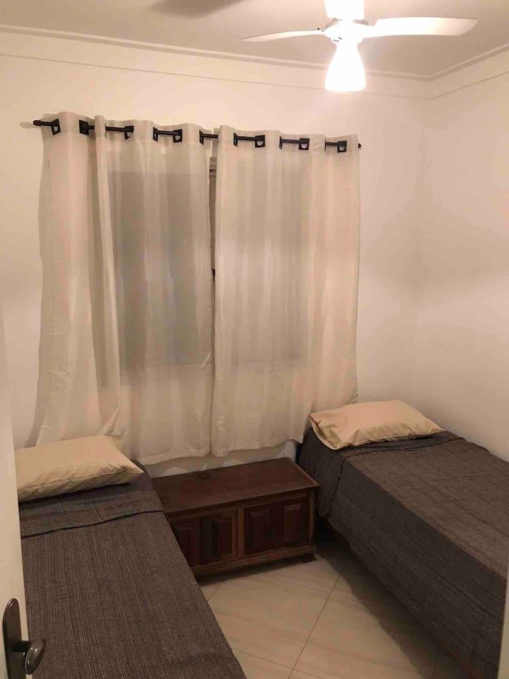 Chumba cha mtu mmoja, vitanda 2 kamili, na magodoro 4 tofauti.